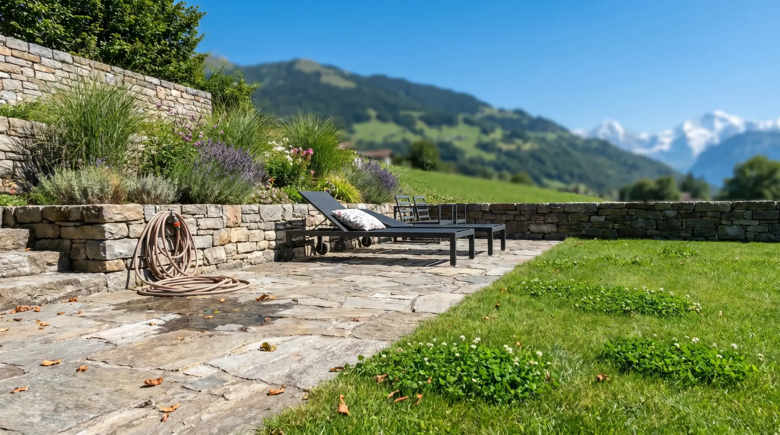 Gepflegter Schweizer Garten mit Natursteinweg und üppiger Bepflanzung