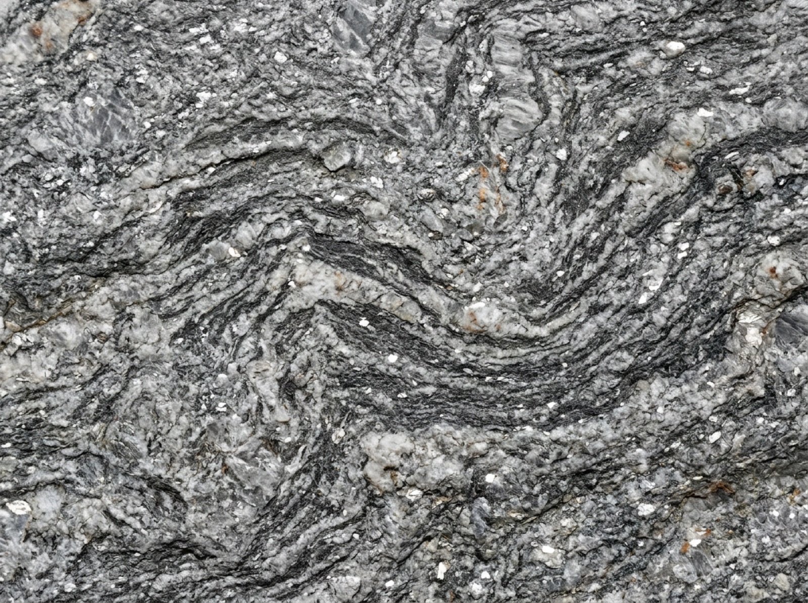 Gneis: silbrig geflammte Textur (KI-generiertes Bild)