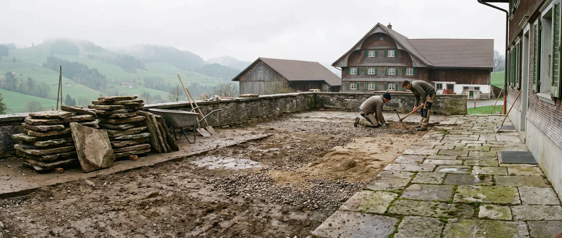 Terrassensanierung: aufgenommene Platten gestapelt, freigelegter Unterbau, ein Teil des alten Belags steht noch